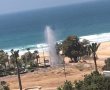 צפו: פיצוץ מים אדיר בחוף הקשתות