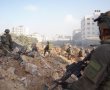 צפו בתיעוד: לוחמי צה"ל פשטו על בתיהם של בכירי חמאס ברצועת עזה
