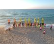 צפו: חנוכייה אנושית של גולשים בחוף אשדוד
